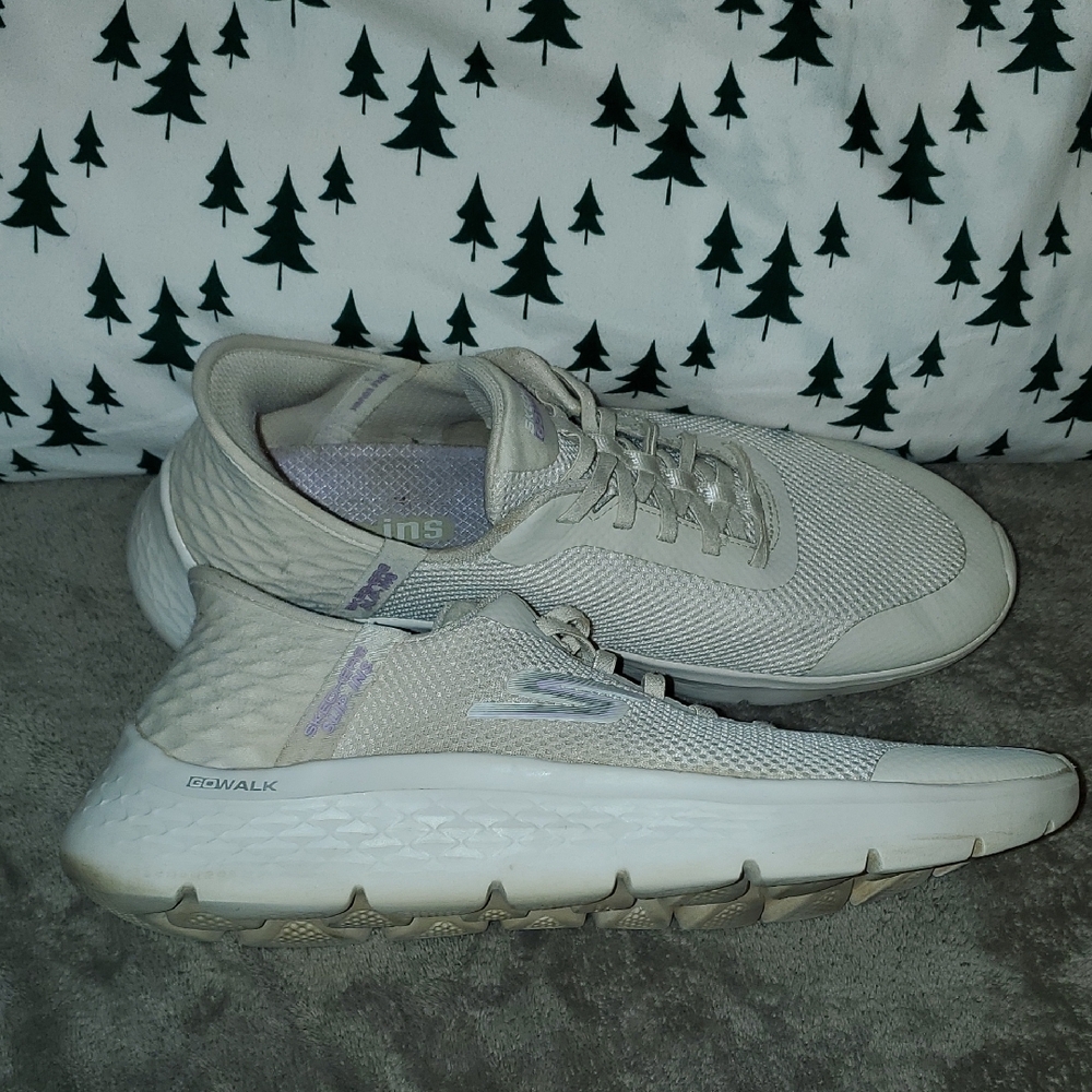 Skechers Light Gray and Cream Sneakers